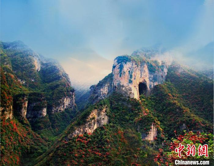 萬源魚泉地標(biāo)?！≈炱桨?攝