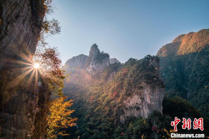 朝霞。　秦漢忠 攝