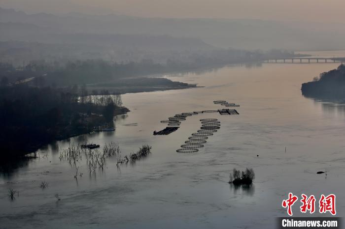 圖為冷水魚養(yǎng)殖。　李玉峰 攝