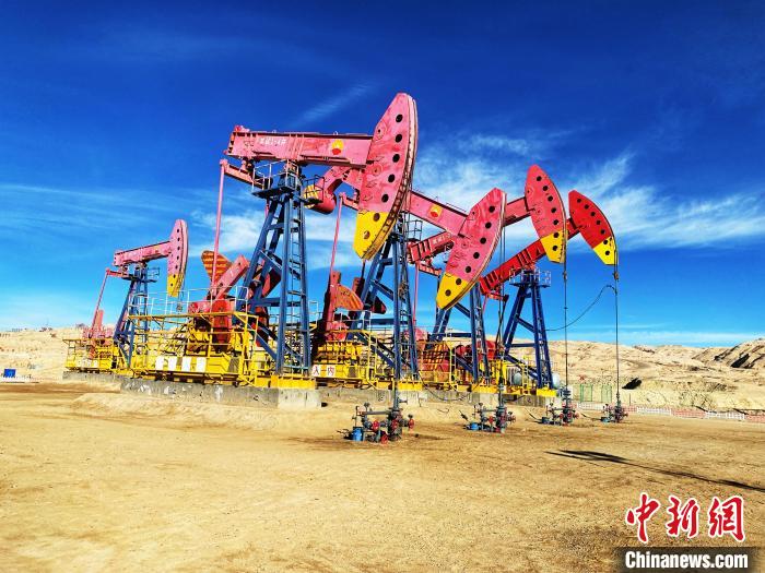 圖為青海油田采油基地?！O睿 攝