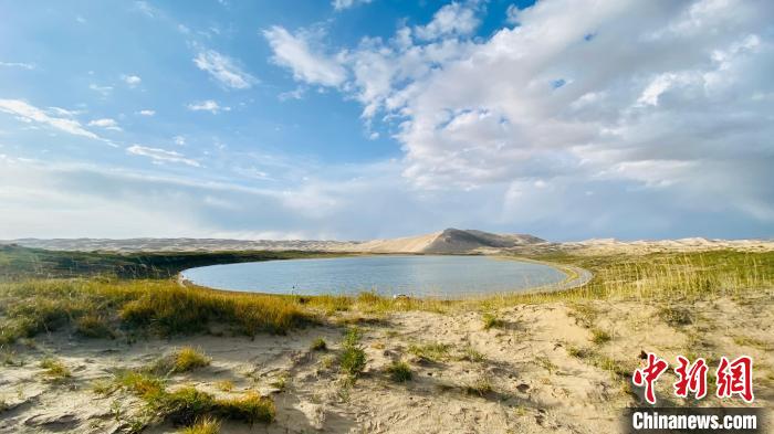 圖為青海湖沙島風(fēng)光?！±罱瓕?攝