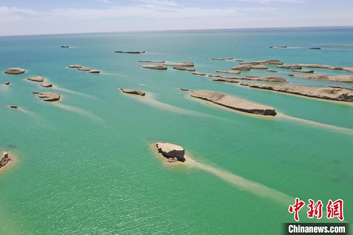 圖為海西州境內(nèi)的水上雅丹風(fēng)光?！≮w凜松 攝