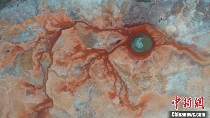 圖為海西州境內(nèi)的“網(wǎng)紅”景點(diǎn)“惡魔之眼”?！≮w凜松 攝