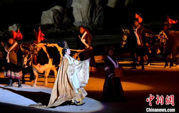 3月17日，西藏拉薩，《文成公主》大型史詩(shī)劇演出現(xiàn)場(chǎng)?！±盍?攝