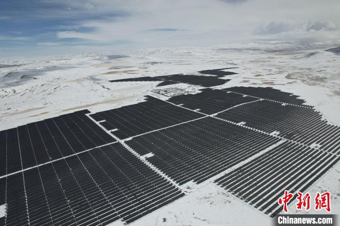 圖為航拍雪后光伏電站。資料圖 姜佳保供圖