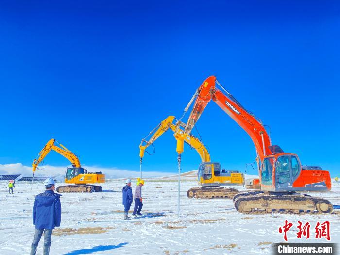 圖為雪中施工。資料圖 姜佳保供圖