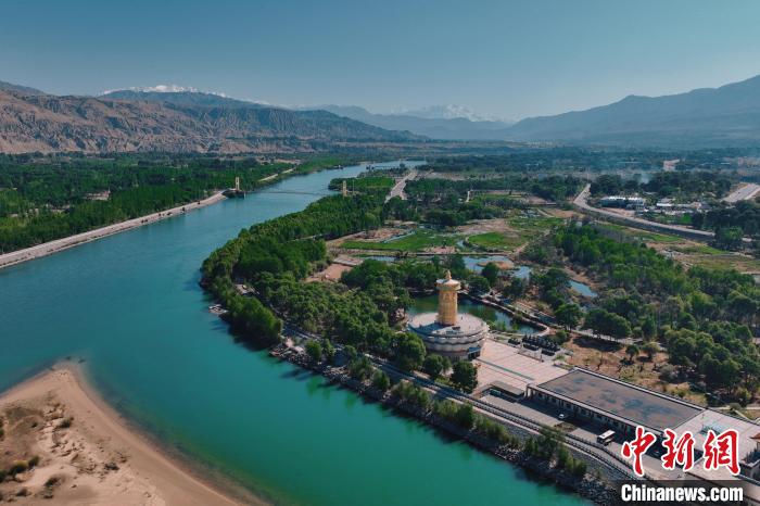 航拍青海貴德黃河岸畔綠意濃濃?！≮w凜松 攝