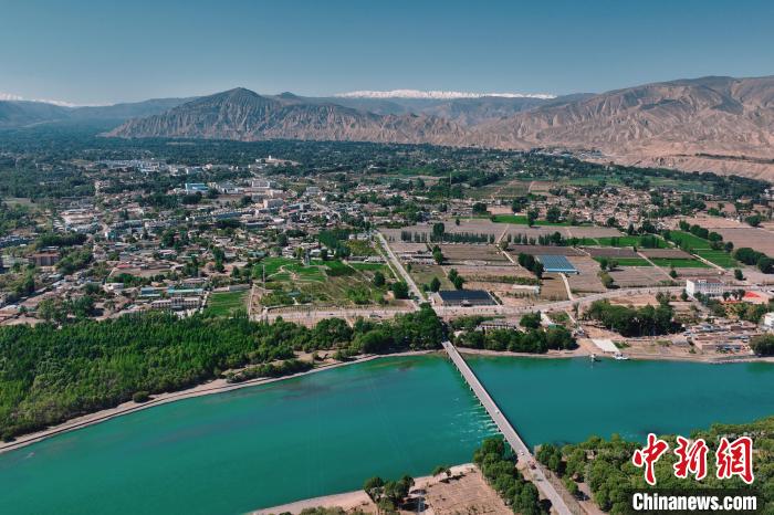 航拍青海貴德黃河岸畔綠意濃濃?！≮w凜松 攝