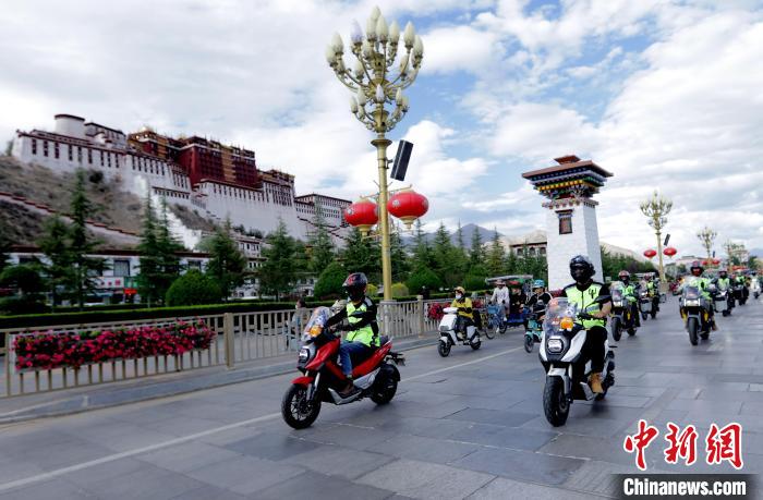 圖為2023年極地G219集結(jié)賽暨金卡納場(chǎng)地賽選手途經(jīng)拉薩布達(dá)拉宮。　游牧地球供圖