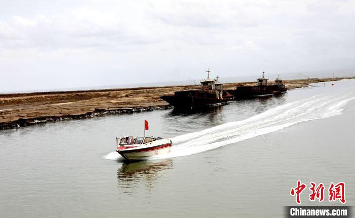 圖為茶卡鹽湖?！⊙Φ?攝