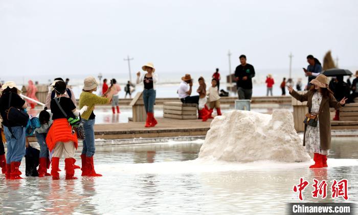 圖為游客在茶卡鹽湖拍照。　薛蒂 攝