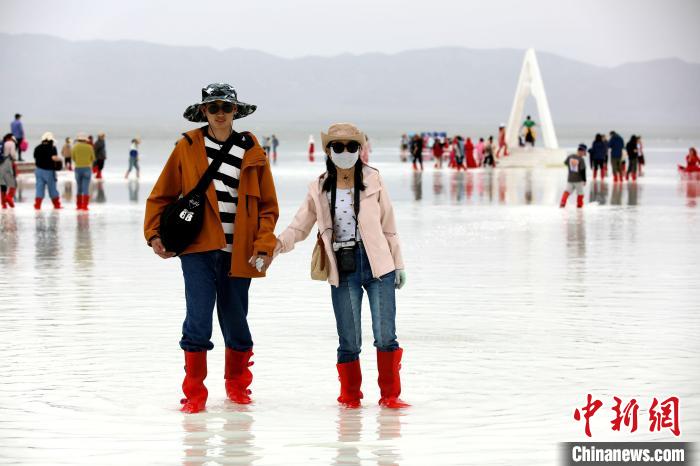 圖為游客在茶卡鹽湖之中?！⊙Φ?攝