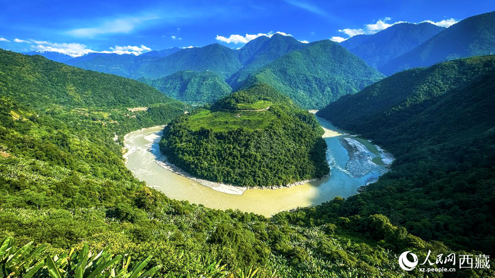 風(fēng)景秀麗、植被繁茂的西藏林芝市墨脫縣果果塘大拐彎。人民網(wǎng)記者 次仁羅布攝