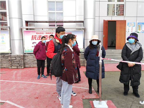 圖片默認標題_fororder_1、學生排隊進入校園-攝影-左斌