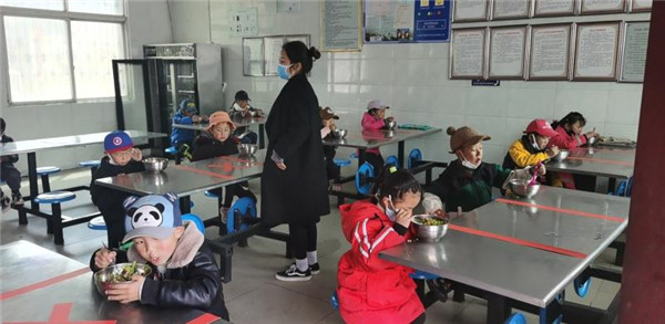 圖片默認標題_fororder_3、錯峰就餐的學生們-攝影-左斌