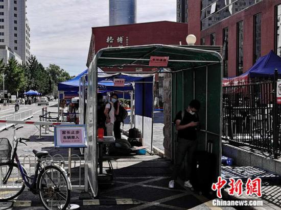 中國科學(xué)院大學(xué)校門外，豎立著“家長止步”的提示牌。 中新網(wǎng) 張尼 攝