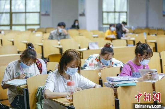 資料圖：學(xué)生在圖書館自習(xí)室內(nèi)學(xué)習(xí)?！⑾A 攝