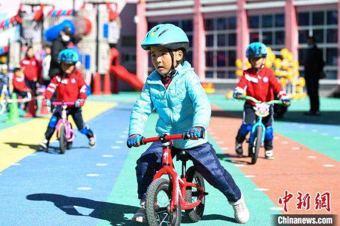 圖為拉薩市實驗幼兒園孩子們正在練習(xí)滑步車。　何蓬磊 攝