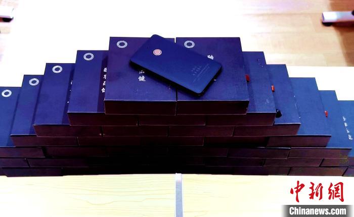 圖為西藏高山文化發(fā)展基金會向聶榮縣完全小學(xué)捐助的“電子健康體檢儀”?！∮谫e 攝