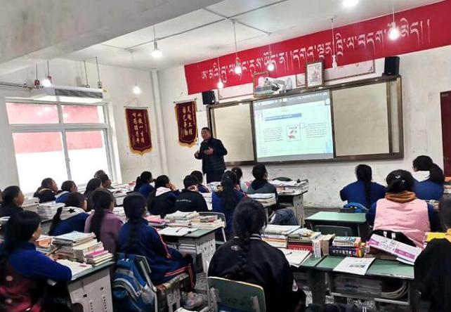 學生在免費輔導班上課?！∧岈敵?攝