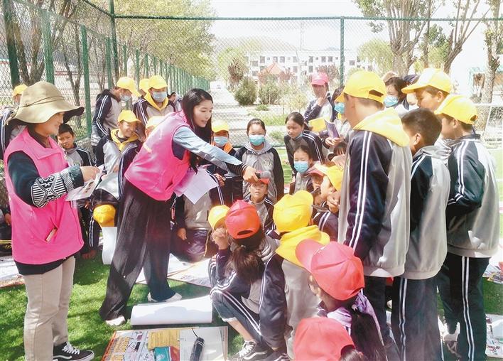 瓊結(jié)縣“四講四愛”宣講員在瓊結(jié)縣中學(xué)宣講。記者 段敏 攝.jpg