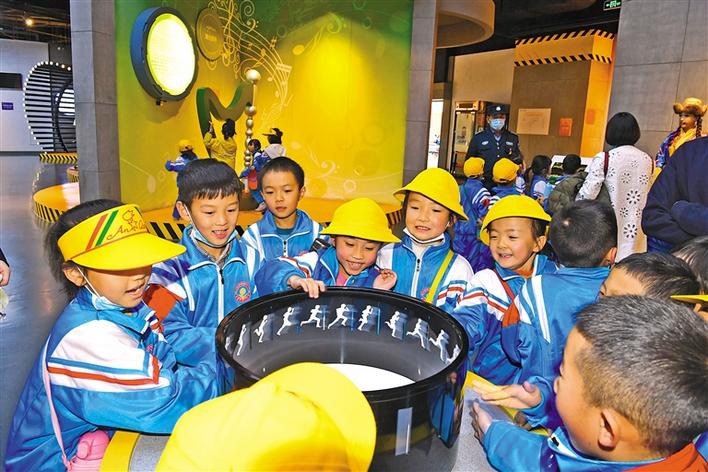 圖為10月29日，一年級(jí)的同學(xué)們?cè)诳萍拣^參觀體驗(yàn)。李洲 攝.jpg