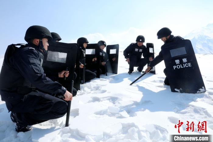 圖為扎西堅參與隊友在巡邏途中?！≡鲌詤⒐﹫D