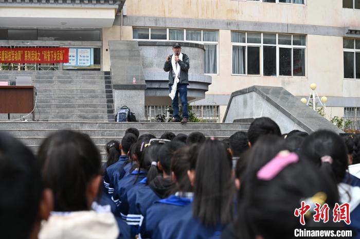 圖為西藏大學(xué)教授寧長春為中學(xué)生授課?！≮w朗 攝