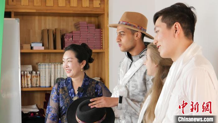 圖為留學(xué)生們正在直播帶貨?！≈x牧 攝