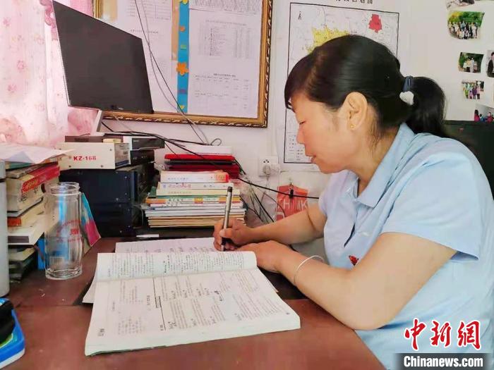 甘肅環(huán)縣“全能老師”堅(jiān)守“麻雀學(xué)?！保簩W(xué)生在，我就在