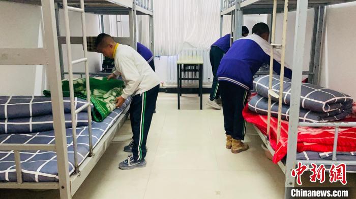 青?，敹嗟卣馂?zāi)后重建見(jiàn)聞：從帳篷教室到分區(qū)上課