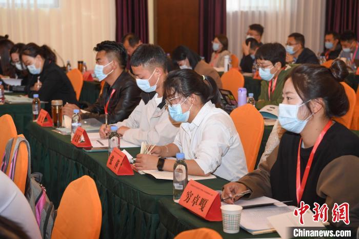 圖為第十五期全國預防青少年違法犯罪工作理論與務(wù)實高級研修班學員正在上課。　貢嘎來松 攝