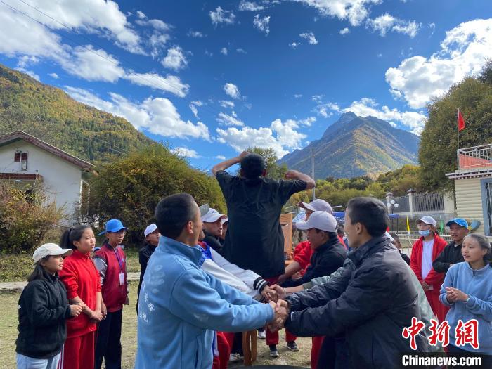 圖為學生們在西藏巴松措青少年活動營地開展趣味活動?！∥鞑厍嗌倌陮嵺`教育基地供圖