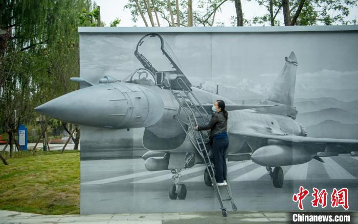 “猛龍出擊”互動(dòng)墻前市民體驗(yàn)登機(jī)場(chǎng)景?！⒅铱?攝