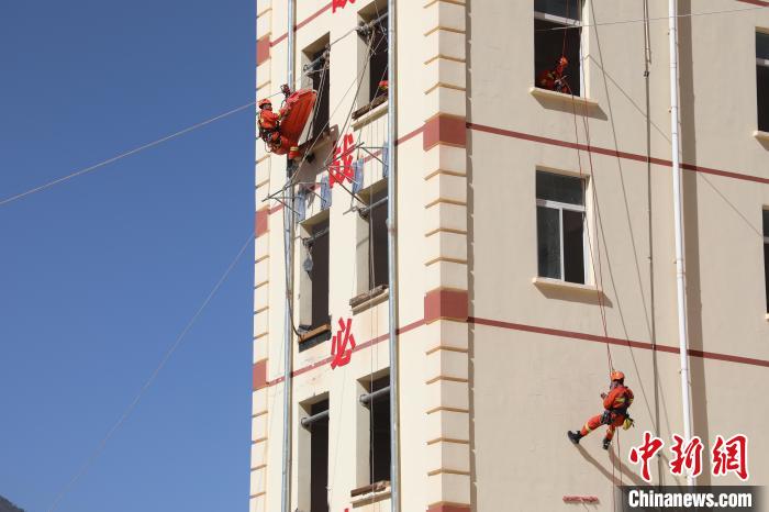 圖為消防指戰(zhàn)員進行繩索救援演練?！≈炜旗?攝