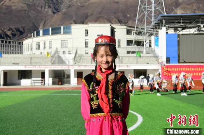 圖為加查縣安繞鎮(zhèn)小學回族學生馬萍?！∝暩聛硭?攝