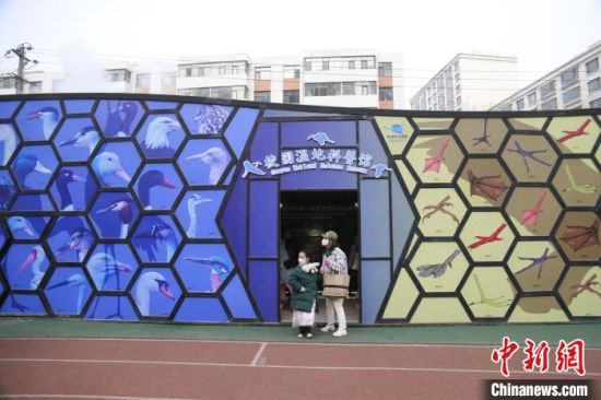 圖為西寧市第一中學(xué)濕地科普宣教館?！±罱瓕?攝