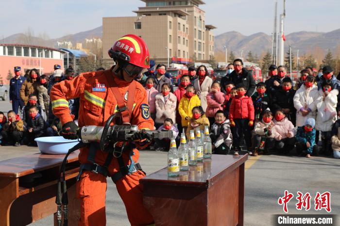 圖為消防救援人員技能展示?！铨埥?攝