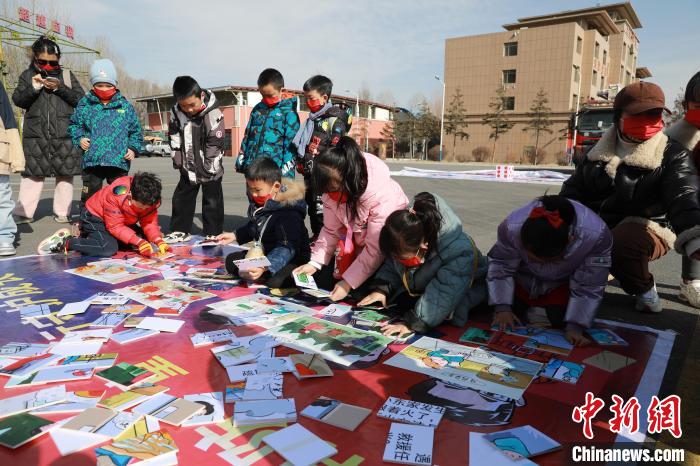 圖為小朋友們參加趣味游戲活動?！铨埥?攝