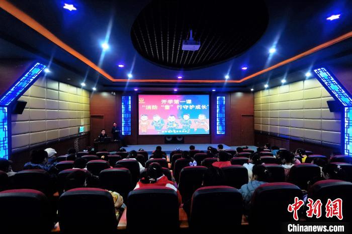 圖為小朋友們上消防安全知識教育課。　楊龍建 攝