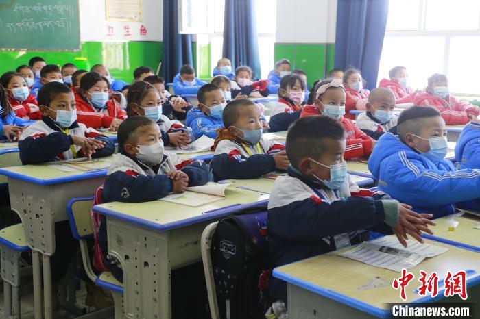 圖為學(xué)生學(xué)習(xí)七步洗手法?！●R銘言 攝