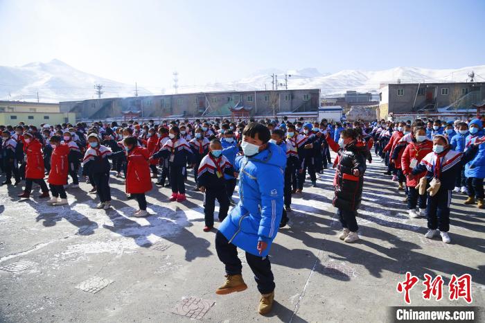 圖為學(xué)生跳起歡快的藏族舞蹈迎接新學(xué)期?！●R銘言 攝