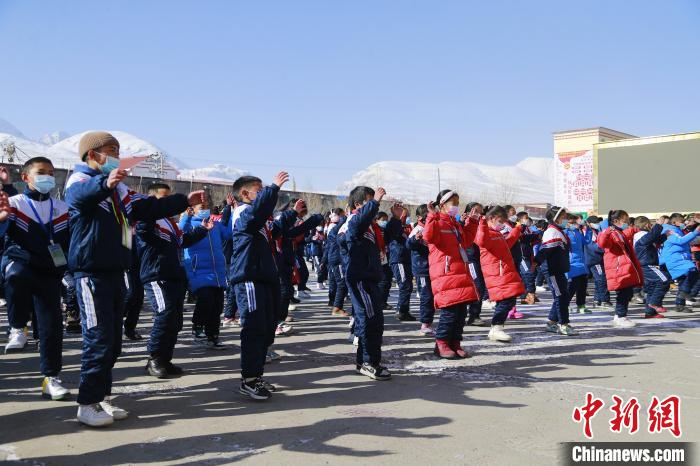 圖為學(xué)生跳起歡快的藏族舞蹈迎接新學(xué)期?！●R銘言 攝