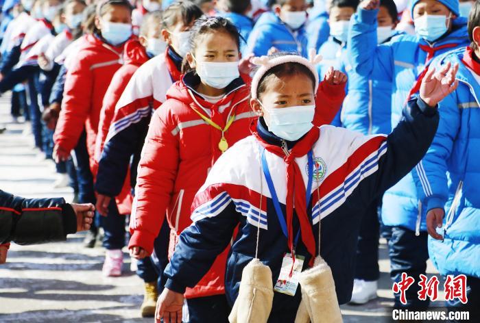 圖為學(xué)生跳起歡快的藏族舞蹈迎接新學(xué)期?！●R銘言 攝