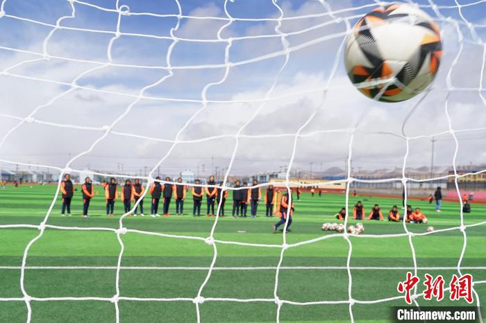 圖為孩子們進(jìn)行射門訓(xùn)練。　馬銘言 攝