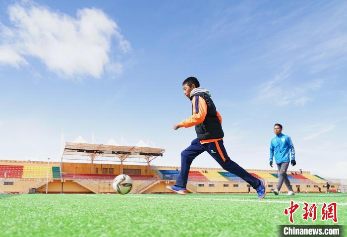 圖為一名男孩運(yùn)球射門?！●R銘言 攝