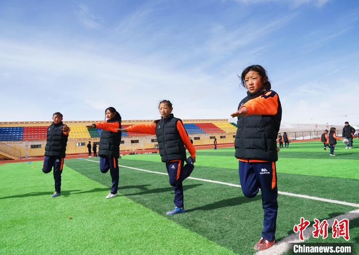 圖為孩子們正在熱身?！●R銘言 攝