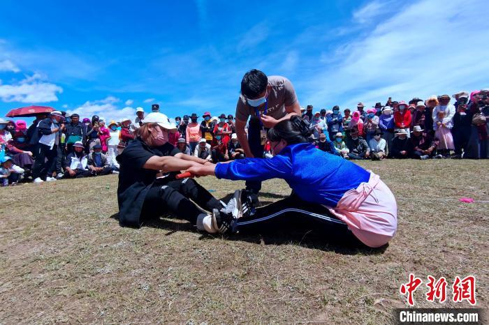 圖為當(dāng)?shù)孛癖娺M(jìn)行蹬棍比賽?！±铍h 攝