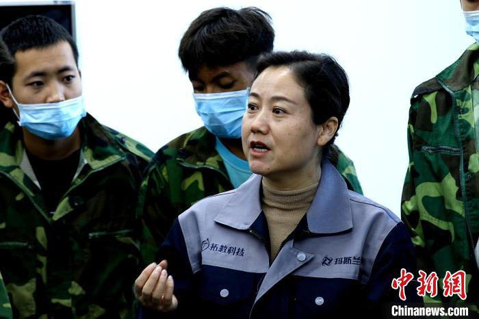 圖為李富香給與學生交流。(資料圖) 青海省教育廳供圖