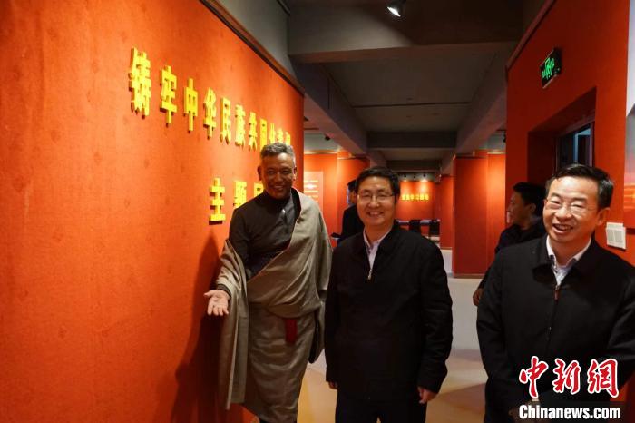 資料圖為參觀鑄牢中華民族共同體意識(shí)主題展?！『F龍 攝